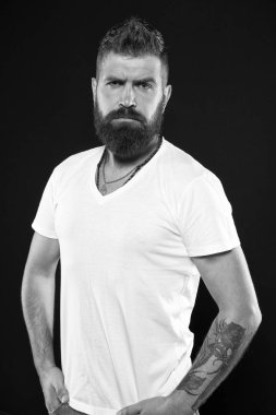 Berberinin usta bir eli var. Siyah zeminüzerinde ciddi bir berber. Berber ziyaret ettikten sonra şekilli sakallı ve bıyıklı saçlı adam. Erkek berber veya kuaför