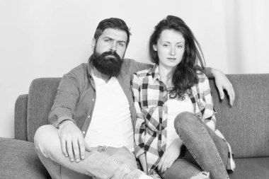 Kanepede dinlenen sıradan bir çift. Aile psikoterapisti seansı. Aşık çift kameraya bakıyor. Aile ilişkileri. Aile eğlencesi. Mutlu ve sağlıklı ilişkiler. Sakallı adam ve güzel kız