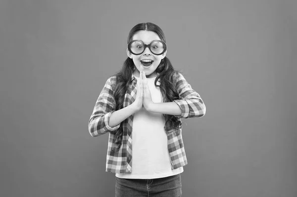 Perfetto per la festa estiva. Felice festa ragazza su sfondo arancione. Adorabile bambino che indossa occhiali da festa con lenti a colori. Carino bambino piccolo in occhiali da sole sorridente con sguardo partito — Foto Stock