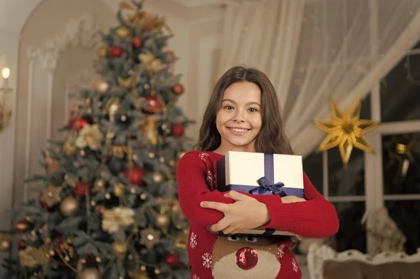 Bonne année. Le matin avant Noël. Vacances de Nouvel An. Noël. Les enfants apprécient les vacances. petite fille aime cadeau de Noël. petite fille heureuse à Noël. elle aime Noël — Photo