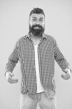 Duygusal ifade. Oldukça şaşırttı. Sakal moda ve Kuaför kavramı. Adam hipster şık sakal sarı arka plan sakallı. Kuaför ipuçları sakal korumak. Sakal ve bıyık bakımı. Hipster görünüm