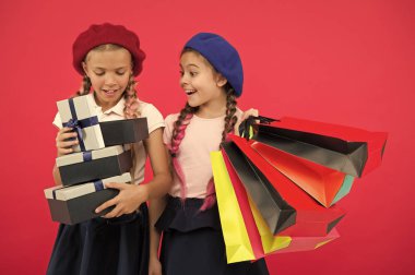 Alışveriş arkadaşlarım ile eğlenceli olmak. Çocuk kırmızı arka plan alışveriş tarafından memnun. Alışveriş ve giyim alışveriş merkezleri ile saplantı. Alışverişkoliğin kavramı. Çocuklar sevimli kız öğrenciler grup alışveriş torbaları tutun