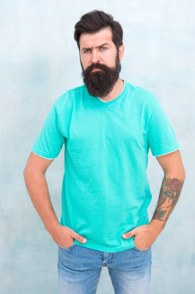 Yüz saçlar için en iyi sakal tasarım şeklini bulun. Sakallı hipster acımasız adam. Güzel sakal olması ayırt edilebilir bir stil olduğunu coşkulu profesyonellik ve erkeklik. Sakalbakımı. Saç bakımı — Stok fotoğraf