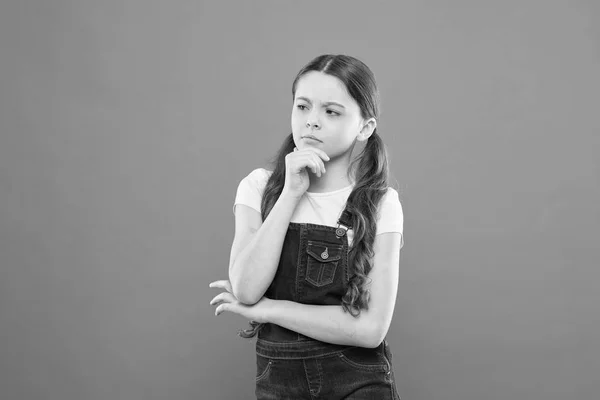 Concepto de infancia. Chica de moda. Niña adorable niño de pie sobre fondo naranja. Lo que es clave para la felicidad infantil. Feliz infancia. Crecer niño mental y físicamente saludable. Bienestar y salud —  Fotos de Stock