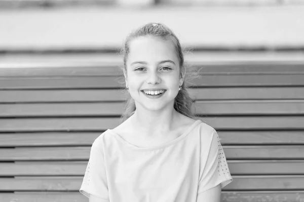 Sommarlov. Litet barn njuter av promenad. Lycklig dag. Le mitt bästa tillbehör. Leende passar henne. Internationella barnens dag. Leende hela vägen. Flicka bekymmerslöst barn. Kid långt hår Walking solig dag — Stockfoto