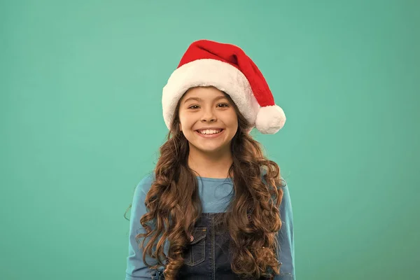 サンタの帽子の女の子の子供。クリスマスのプレゼントだ。子供の頃。新年会。サンタ・クラスの子供。幸せな冬の休日。小さい娘だ。クリスマス・ショッピング。クリスマスの楽しみ。新年会を楽しむ — ストック写真
