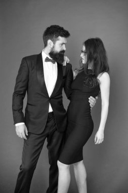 Resmi parti. aşk ve romantizm. sakallı erkek ve kadın sanat uzmanları. esthete. Romantik ilişkiler. Randevuda aşık bir çift. Resmi bir çift. Aşık olmak. şık çift aşk arzusu. Özel akşam