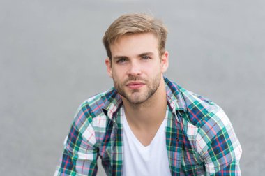 Yüz bakımı. Dışarıdaki maço adam. Sokak tarzı. Yerinizde kalın. Kaygısız öğrenci. Boş zaman harcamak. Yaz modası. Yakışıklı, kareli gömlek. Erkek modası. Öğrenci yolda dinleniyor.