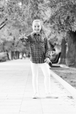 Asla yaşlanmayacak çocukluk aktiviteleri. Mutlu küçük çocuk açık oynamak için rahat ekose tasarım giyiyor. Yaz günü çocukluk aktivitesi. Mutlu çocukluk. Çocukluk kavramı