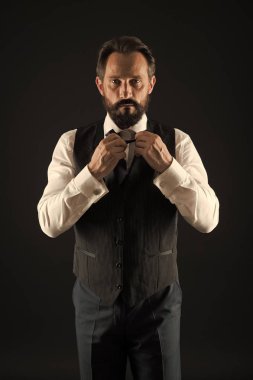 Adam adam beyaz gömlek ve klasik yelek kıyafet sakallı. Resmi kıyafeti. Şık kıyafet olgun adam. Bak, siluet iyi bak. Yaşına göre giyinmeyi. Şıklığı ve erkek tarzı. Şık stili