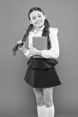 Okul dersi. Ödev yapan çocuk. Olasılıklara inan. İnceleme için ilham. Okula dönelim. Bilgi toplama günü. Her şey olabilir. Öğrenci kız ders çalışmayı sever. Okul üniforması çalışma kitabını tutuyor.