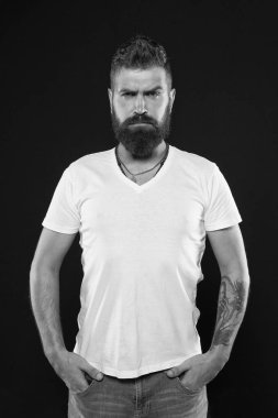 Şekillendirme ve sakal bakımı kırpma. Sakallı kendine güvenen hipster. Sakal moda ve berber kavramı. Adam yakışıklı hipster şık sakal ve bıyık. Güzellik ve erkeklik. Berber uçları sakal korumak