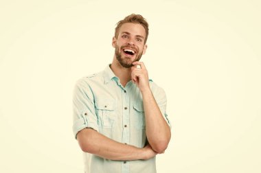 İyi sonucu kutlayın. Tüm sorunların çözümü. Çözüm bul. Tüylü, gülümseyen, beyaz arka planlı bir adam. Adam mutlu bir çözüm buldu. Başarıya ulaş. Sakallı adam çözümden memnun.