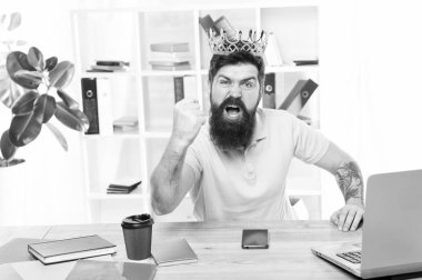 Adam sakallı işadamı altın taç giyer. Üst düzey yönetici merkez ofisi. Patron zaferin tadını çıkarıyor. Merkez ofis ve ceo konsepti. İcra Kurulu Başkanı. Kararname çıkarma. Ofis benim krallığım. Ofis kralı
