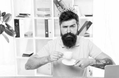 Adam Yöneticisi işadamı girişimci aşınma başında altın taç sakallı. Rahat üst yönetici kahve içme. Onun zafer zevk emin patron. Office kralı. Bölüm Başkanı. Baş ofis kavramı