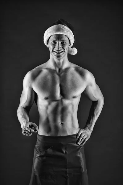 Noel Baba şapkası seksi kaslı adam. Noel alışveriş. Noel için hediye. Yeni yıl partisi. Noel Baba adam. Mutlu kış tatili. Kırmızı. Kas vücut ve güçlü karın. Noel seviyorum — Stok fotoğraf