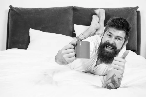 Taze kahvenin tadını çıkarıyorum. mutlu sakallı adam hipster içmek sabah kahve. yatak odasında acımasız uykulu adam. yatakta pijama sakallı olgun erkek. uykuda ve uyanık. enerji ve yorgunluk. Taze kahve — Stok fotoğraf