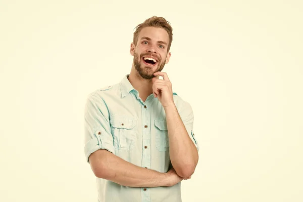 Celebrare il buon risultato. Soluzione per tutti i problemi. Trova una soluzione. Uomo con setole sorridenti faccia sfondo bianco. Il ragazzo felice trova una soluzione. Raggiungere il successo. Uomo con la barba felice di soluzione — Foto Stock