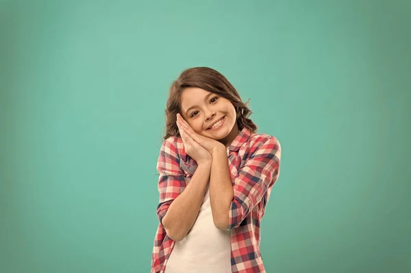 Pura belleza. Consejos de belleza para el cabello ordenado. Niña larga y saludable pelo brillante llevar ropa casual. Niña con el pelo largo. Niño feliz cara linda con adorable pelo rizado de pie sobre fondo azul —  Fotos de Stock