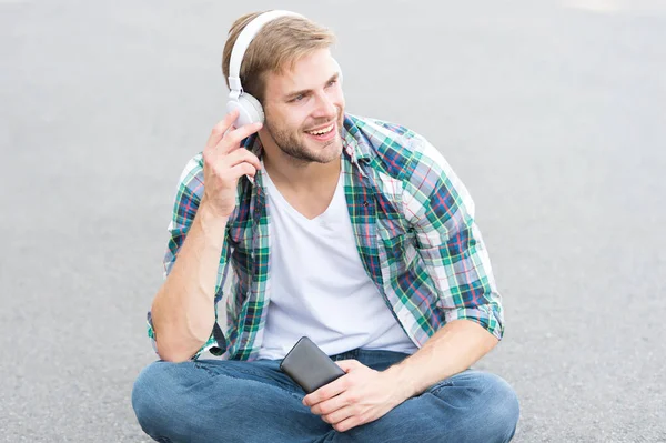 Αγαπημένο τραγούδι. μαθητής Χαλαρώστε στο τηλέφωνο. τύπος που μιλάει έξω. άνθρωπος να καθίσει στο έδαφος. ανέμελη μαθήτρια στο ακουστικό. ελεύθερο χρόνο. διαδικτυακή εκπαίδευση. Ακούστε μουσική. της έννοιας του ηλεκτρονικού βιβλίου. άντρας καρό πουκάμισο — Φωτογραφία Αρχείου