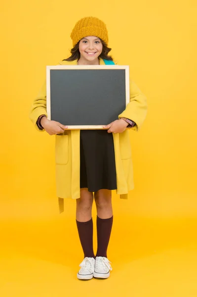 Quelle belle opportunité. Écolière moderne avec tableau noir. écolière mignon élève tenir tableau noir copie espace. Concept d'annonce scolaire. Changements dans la vie scolaire. Informations sur l'horaire scolaire — Photo