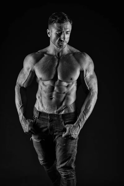 Bodybuilding handlar om att bygga din kropp. Stilig man har perfekt kropp för bodybuilding. Fit bodybuilder visar Athletic torso med sex-pack abs. bodybuilding. Bodybuilding show, Vintage filter — Stockfoto