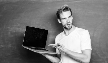 Dijital teknoloji. Programcılar için online kurs uygulayın. Programlama web geliştirme. Öğrenci programlama dilini öğrenir. Dizüstü bilgisayar ile okul öğretmeni programlama. Yakışıklı adam modern teknolojiyi kullanıyor