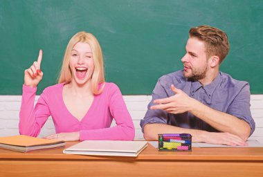 Kaç arkadaş üniversite okuyan öğrenciler. Üniversite hayatının tadını çıkarıyor. Adam ve kız sınıfta masada otur. Doğru cevap onların aklında. Kolej veya üniversite okuyor. Ücretsiz uygulama programı