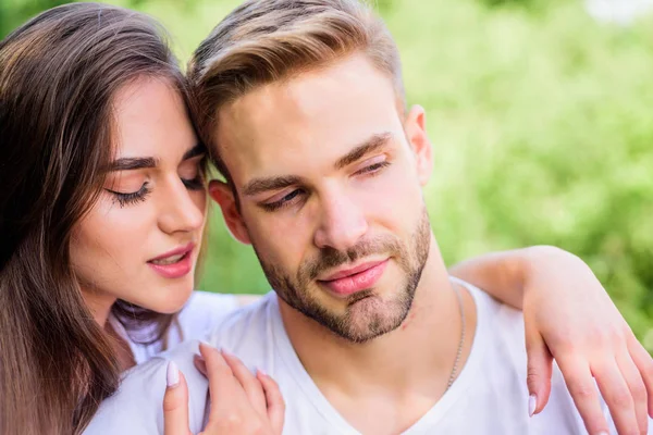 Couple amoureux. Soins de la peau et des cheveux. couple se détendre en plein air. Sensation de tendresse. week-end en famille. rendez-vous romantique. fille avec le gars dans le parc. Beauté et mode. L'ingrédient secret est l'amour. Saint Valentin — Photo