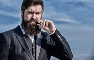 İş adamı gökyüzüne karşı. Gelecekteki başarısı. Erkek resmi moda. Olgun hippi sakallı. Sakallı adam. Bıyıklı acımasız beyaz hippi. Ciddi hippi. Karizmatik erkek. Tıraş adam