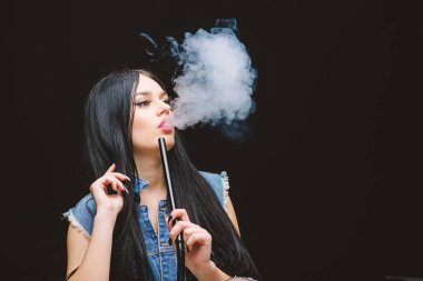 nargile barı. Elektronik sigara. Kötü alışkanlık. Kadın buharı. sağlıksız bağımlılık. Tabacco ilacı. siyah arka planda duman üfler. seksi kadın sigara puro. kopya alanı. Etkisi üzerinde