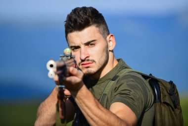 Tetik. Kaslı adam silahını tut. Amaç ve başarı. Çokgen savaş egzersizleri. Askeri tarzda. Ordu güçleri. Keskin nişancı hedefe ulaştı. Adam ateşe hazır. Avcı hobisi. Nişan alınmış namlu. seçici odak