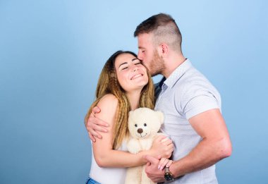 Mutlu bir aile. Sevgililer Günü tatili. Yumuşak oyuncak ayı hediyesi. Birbirine aşık erkek ve kadın. Romantik sürpriz. Aşık bir adam ve güzel bir kız. Aile sevgisi. Kız ve erkek sarılıyor. Eğleniyoruz.