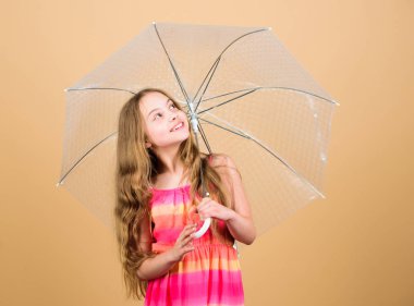 Hava tahmini. Yağmurlu günler yaklaşıyor. Yağmurlu günleri severim. Çocuk mutlu bir şekilde şeffaf şemsiye tutuyor. Yağmurlu havanın tadını çıkar. Görünmez koruma. Sonbahar sezonu. Yağmur konseptinin tadını çıkar Su geçirmez aksesuar