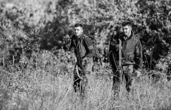 Cazar con amigos. Los amigos cazadores disfrutan del ocio. Cazadores con rifles en ambiente natural. Trabajo en equipo y apoyo. Actividad para el concepto de los hombres reales. Cazadores guardabosques en busca de animales o aves —  Fotos de Stock