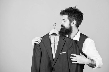 Davetiye resmi dediğinde. Balodaki sakallı adam butik giyer. Hippi kostüm ceketi seçiyor. Moda modelinin şık resmi