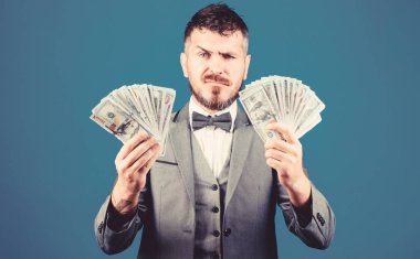 Gerçek para kazan. Zenginlik ve refah kavramı. Nakit işlem işi. Kolay nakit kredi. Adam resmi takım birçok dolar banknotlar mavi arka plan tutun. İş adamının nakit parası var. Paramı al.