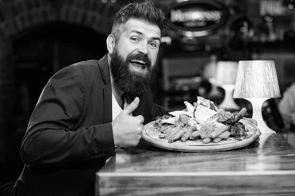 Ciesz się posiłkiem. Wysokokaloryczna przekąska. Zrelaksuj się po ciężkim dniu. Pyszne jedzenie. Biznesmen formalne garnitur siedzieć w restauracji. Człowiek otrzymał posiłek z smażone ryby ziemniaczane pałeczki mięsa. Zasługuje na pyszny posiłek — Zdjęcie stockowe