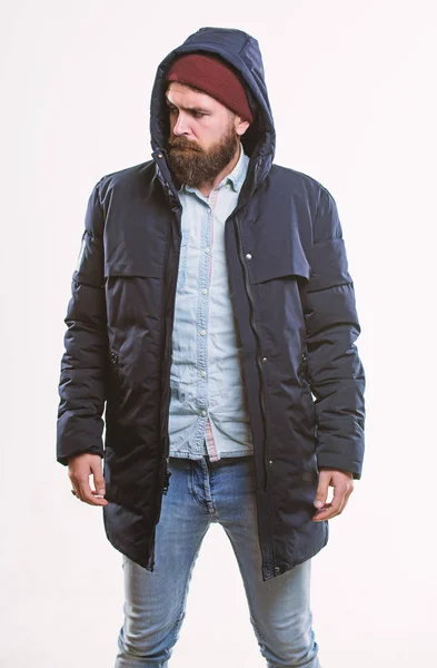 Hipster outfit. Mannen skäggiga hipster står i varm svart jacka parka isolerade på vitt. Hipster modern mode. Killen bär hatt och svart vinterjacka. Snygg och bekväm. Hipster stil herrkläder — Stockfoto