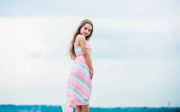 Conceito de inocência. Feliz dia internacional das crianças. Feliz infância. bonito menina verão vestido ao ar livre céu fundo. Boas férias. Descontraia-se. Criança menina pequena feliz. Livre e despreocupado — Fotografia de Stock