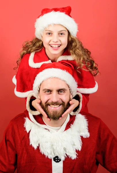 La creencia en santa constituye la parte más mágica de la infancia. Mi padre es Santa Claus. Niña linda niña y padre barbudo usan traje de santa. Fiesta de Navidad. Cómo ser guía de los padres de Santa Claus — Foto de Stock