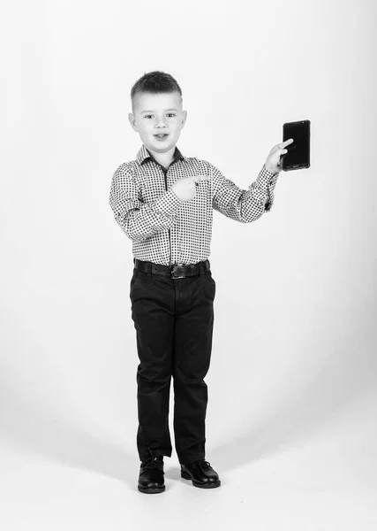 小さなビジネスマンだ育成と開発。小さな男の子のフォーマルな服の携帯電話。可愛い男の子がスマホをホールド。モバイル技術。アプリケーションをダウンロードします。モバイル通信。現代のガジェット — ストック写真