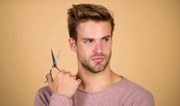 Confiado y guapo. trabajo de barbero. Equipo de cuidado del cabello. conseguir peinado. Barber se preocupa por sí mismo. Aseo masculino. pelo de barba peinado. Concepto de barbería. hombre guapo con tijeras de peluquería —  Fotos de Stock