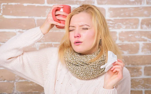 Menina segurar caneca de chá e tecido. Nariz escorrendo e outros sintomas de frio. Beber bastante fluido importante para garantir a recuperação rápida do frio. Beba mais líquido livre-se do frio. Remédios para resfriados e gripe — Fotografia de Stock