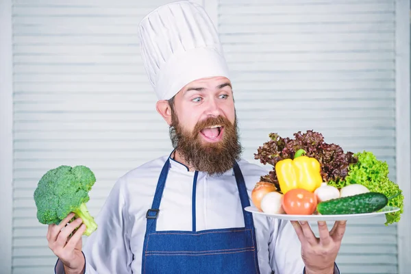 Gesunde Ernährung Kochen. Reifer Hipster mit Bart. vegetarischer Salat mit frischem Gemüse. Biolebensmittel essen. Kulinarisch. Vitamin. glücklicher bärtiger Mann. Kochrezept. Tragen eines gesunden Tabletts — Stockfoto