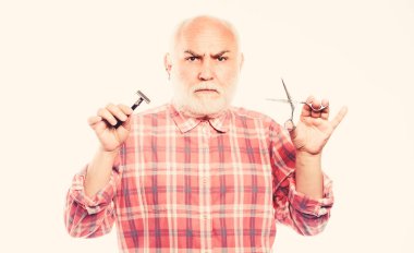 berber dükkanı kavramı. tıraş aksesuarları. makas kesim ve saç fırça. olgun sakallı adam beyaz izole. Traşsız yaşlı adamın bıyığı ve sakalı var. tıraş jilet takım kiti. Kaş Maker