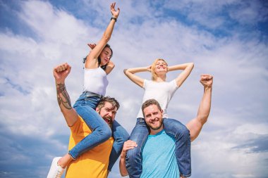 Ünlü Festivali tatil sırasında ziyaret edin. Rock Müzik Festivali. Özgürlük hissediyorum. Çiftler dans. Arkadaşlar eğlenmeye açık hava festivali yaz. Kadın ve erkek Müzik Festivali tadını çıkarın. Tatil ve hobi
