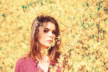 Doğal çevre organik kozmetik ürünleri. Bahar tazeliği. Çiçek açan ağaçlar. Doğal güzellik. Güzel kadın cilt bakımı. Doğal kozmetik konsepti. Cilt bakımı. Doğayla uyum içinde bir kız.