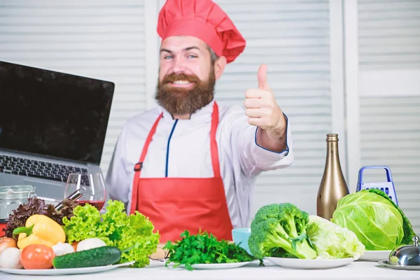 Dijitalleşme. Sağlıklı yemek pişirme. Sakallı olgun hipster. Mutlu sakallı adam. şef tarifi. Mutfak mutfağı. Vitamini. Taze sebzeli vejetaryen salata. Diyet organik gıda — Stok fotoğraf