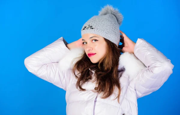 Vinterkläder. Varmt och mysigt. Flicka bära vinter jacka blå bakgrund. Vintersäsong av kontraster. Kvinnan bär dunjacka. Stil kod med elegans. För dem som vill hålla sig moderna. Modetrend — Stockfoto